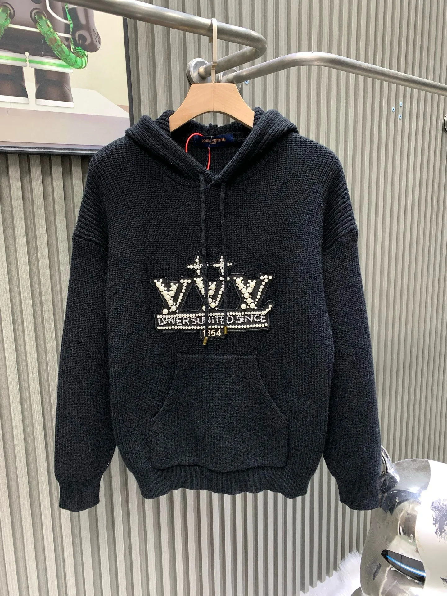 🅿️460 🀄️ Louis Vuitton LOUIS VUITT* Louis 1V2025SS new beaded hooded knitted sweater for autumn and winter. This cotton hoodie is embellished with resin beaded embroidered patches on the front, with the 1V Vers United logo to illustrate the new season football inspiration. The drawstring ends reveal jewelry charm. It can elegantly upgrade various casual styles. Made of 16S single yarn + 10S single yarn fish scale fabric. The fish-scale bottom fabric forms a fish-scale pattern through a specific weaving process. The plates are arranged and interwoven according to the pattern and shape of warp and weft to ensure clear texture and excellent texture. The fabric has been carefully processed and has good durability, is light, soft and has good breathability.